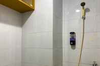 Toilet Kamar Comfort Studio (No Kitchen) Apartment at Signature Park Tebet By Travelio