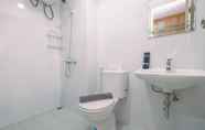 Toilet Kamar 4 Comfortable Studio at Patraland Urbano Apartment By Travelio