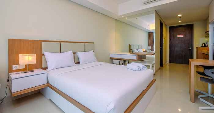 Kamar Tidur Spacious and Cozy Living Studio at 28th Floor Kemang Village Apartment By Travelio