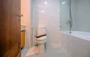 Toilet Kamar 5 Spacious and Cozy Living Studio at 28th Floor Kemang Village Apartment By Travelio