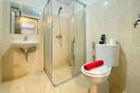 Toilet Kamar Minimalist and Comfy 1BR at The Wave Kuningan Apartment By Travelio