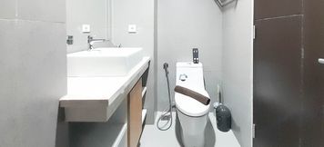 Bilik Mandi dalam Bilik 5 Cozy Designed Studio Apartment at Patraland Amarta By Travelio