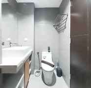 Toilet Kamar 5 Cozy Designed Studio Apartment at Patraland Amarta By Travelio