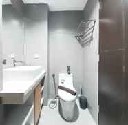 Phòng tắm bên trong 5 Cozy Designed Studio Apartment at Patraland Amarta By Travelio