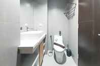 Phòng tắm bên trong Cozy Designed Studio Apartment at Patraland Amarta By Travelio