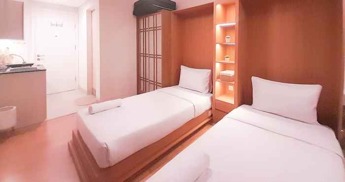 Kamar Tidur Cozy and Elegant Studio Barsa City Apartment By Travelio