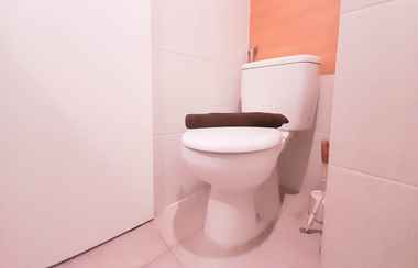 In-room Bathroom 2 Cozy and Elegant Studio Barsa City Apartment By Travelio