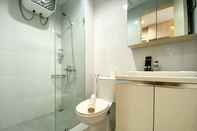 Toilet Kamar Comfort Stay and Great Choice 2BR at Patraland Urbano Apartment By Travelio