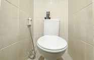 Toilet Kamar 3 Tidy and Restful Studio at Osaka Riverview PIK 2 Apartment By Travelio