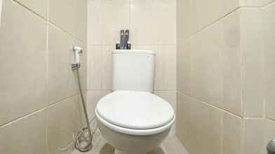 Toilet Kamar 4 Tidy and Restful Studio at Osaka Riverview PIK 2 Apartment By Travelio