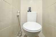 Toilet Kamar Tidy and Restful Studio at Osaka Riverview PIK 2 Apartment By Travelio