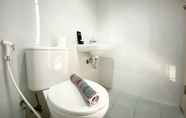 Toilet Kamar 5 Comfot Studio Apartment at 28th Floor Patraland Urbano By Travelio