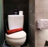 Toilet Kamar 2 Homey 1BR Apartment at Parahyangan Residence By Travelio