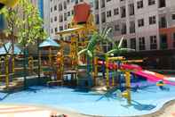 Swimming Pool Restful and Good Deal Studio Apartment Transpark Juanda By Travelio