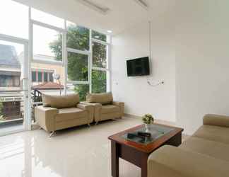 Lobi 2 RedDoorz Plus near Eka Hospital BSD 5