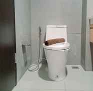 Toilet Kamar 4 Homey and Great Deal Studio Room Patraland Amarta Apartment By Travelio