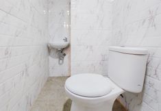 Bilik Mandi dalam Bilik 6 Comfortable and Modern Look 2BR Serpong Greenview Apartment By Travelio