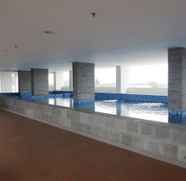 สระว่ายน้ำ 5 Comfy Studio Room at Poris 88 Apartment By Travelio