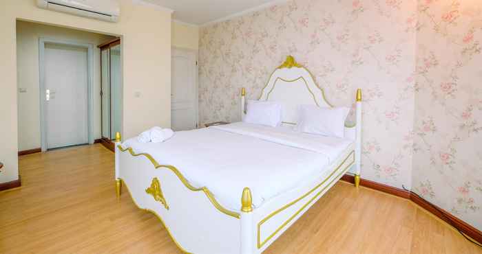 ห้องนอน Comfort and Spacious 2BR with Maid Room at Permata Gandaria Apartment By Travelio