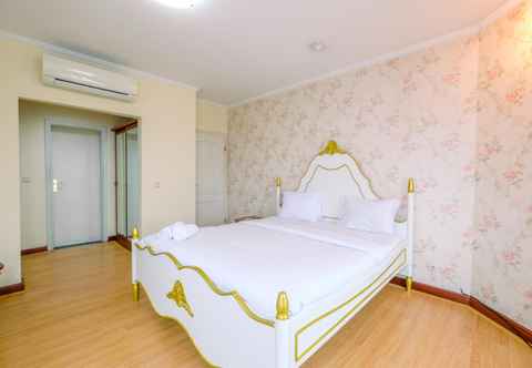 Kamar Tidur Comfort and Spacious 2BR with Maid Room at Permata Gandaria Apartment By Travelio