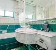 Toilet Kamar 2 Comfort and Spacious 2BR with Maid Room at Permata Gandaria Apartment By Travelio