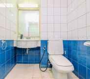 Toilet Kamar 4 Comfort and Spacious 2BR with Maid Room at Permata Gandaria Apartment By Travelio