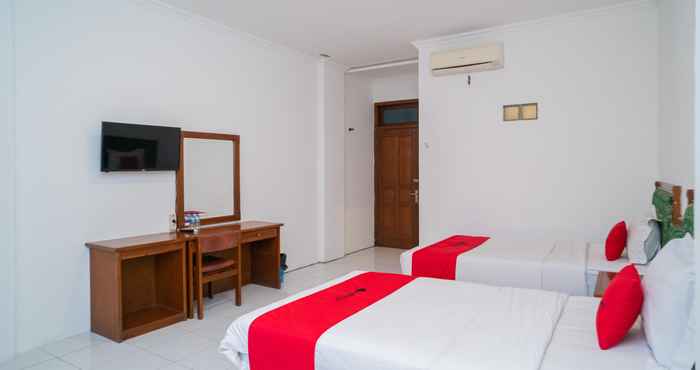 ห้องนอน RedDoorz Plus @ Hotel Surya Solo