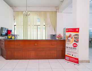 Sảnh chờ 2 RedDoorz Plus @ Hotel Surya Solo