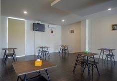 Common Space 4 RedDoorz Plus near Solo Baru