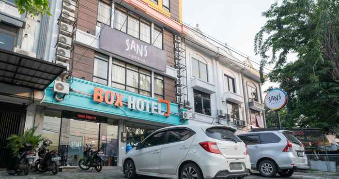 Bên ngoài Sans Hotel Kupang Indah Surabaya