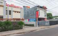 Exterior 6 RedDoorz near Jatinangor Town Square