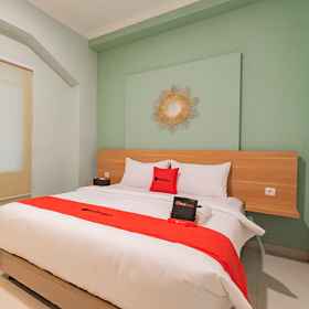 Bedroom 1 RedDoorz Plus @ Bagusrangin Street, Pasoepati Raceway Hotels