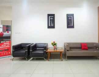 Lobby 2 RedDoorz Plus near Siloam Karawaci