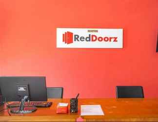 Lobby 2 RedDoorz near Siloam Karawaci 3