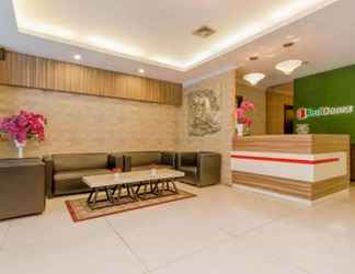 Lobby 2 RedDoorz Plus @ Thamrin