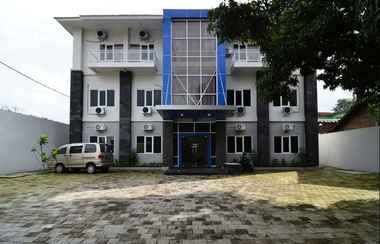 Exterior 2 RedDoorz near Museum Keraton Surakarta