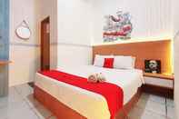 Kamar Tidur RedDoorz Plus @ Otista Raya Ciputat