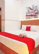 BEDROOM RedDoorz Plus @ Otista Raya Ciputat