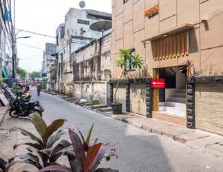 Bên ngoài 2 RedDoorz Plus near Hayam Wuruk 2