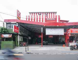 Exterior 2 Reddoorz Plus @ Rawamangun