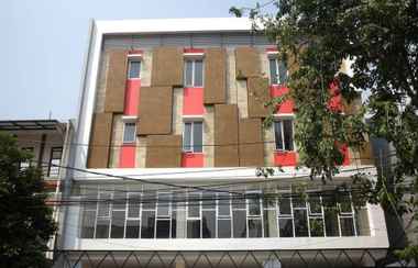 Luar Bangunan 2 RedDoorz Plus near Mall Ciputra Jakarta