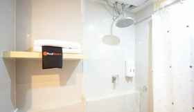 In-room Bathroom 5 RedDoorz Apartment @ Bogor Valley