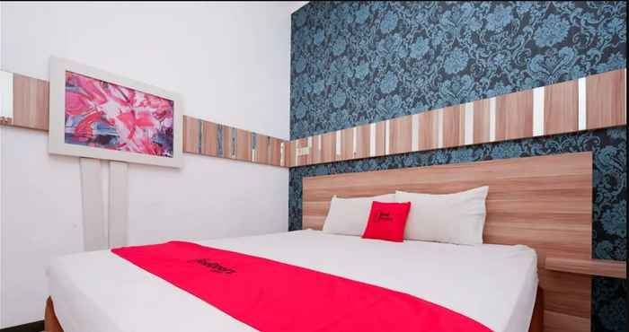 Bedroom RedDoorz near Plaza Simpang Lima