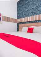 BEDROOM RedDoorz near Plaza Simpang Lima