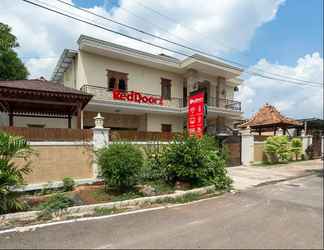 Exterior 2 RedDoorz Syariah near Exit Toll Banyumanik Semarang