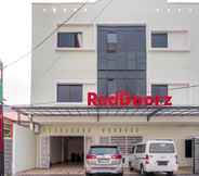 Exterior 2 RedDoorz Syariah near Stadion Teladan Medan