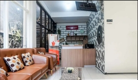 Lobi 2 RedDoorz Plus near Malang Town Square