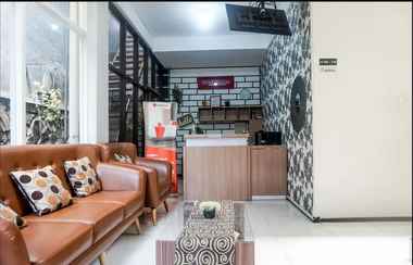 Lobi 2 RedDoorz Plus near Malang Town Square