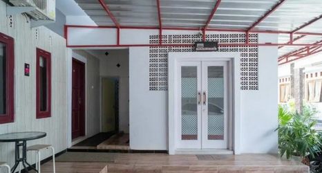 Luar Bangunan 2 RedDoorz Syariah near Ciledug Station