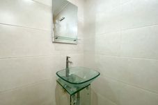 ห้องน้ำภายในห้อง Comfort 2BR Apartment at 6th Floor Metropark Condominium Jababeka By Travelio